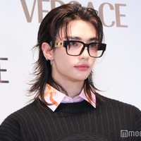 Stray Kidsヒョンジン、水着姿で鍛え上げた美背中披露「造形がすごすぎ」「可愛い表情とのギャップに悶絶」の声 画像