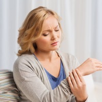 56歳で始まった“手指の痛み”。字が書けない、ペットボトルも開けられない! 友人に「それ、更年期のせいかも」と言われハッとして 画像