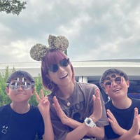 hitomi、息子たちとパシャリ!家族でディズニーSHOTに反響「アクティブで素敵ママさん」「幸せな時間ですね」 画像