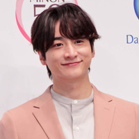 小関裕太、山本舞香が撮影!『めおと日和』オフSHOTに反響「すごくいい表情」「微笑ましい」 画像