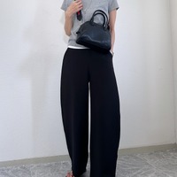 脚のラインを拾わない「カーブパンツ」でスタイルアップ。品よくルーズな大人の着こなし方【40代の毎日コーデ】 画像