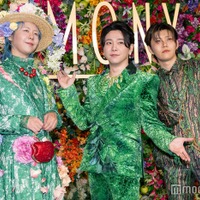 ミセス、植物モチーフ衣装で主催イベントに華やか登場 藤澤涼架はロングドレス&赤リンゴのバッグ【Mrs. GREEN APPLE presents「CEREMONY」】 画像