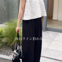 大人の甘めパンツコーデのお手本。体型カバーも計算済みの夏のモノトーン【40代の毎日コーデ】 画像