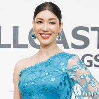 アンミカ、ミニ丈私服で美脚輝く「ガーリーで素敵」「脚が長すぎる」と反響 画像