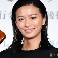 榮倉奈々、美背中見せドレス姿に視線集中「さすがのスタイル」「ヘルシーな色気」 画像