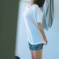 日向坂46富田鈴花、ベッドルームでの白T✕濡れ髪姿 写真集先行カット第6弾解禁 画像