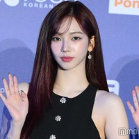 aespaカリナ、オフショルドレスから驚異の美脚披露「芸術的」「とんでもない脚の長さ」の声 画像