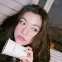 wakemake、ふわツヤ仕上げのパウダーチーク「シアーブリーズブラッシャー」が新登場! 画像