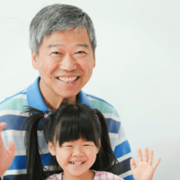 60代の祖父が大好きな孫 祖父の帰宅を阻む孫の行動に…→「みんなが爆笑」「成長は早い」 画像
