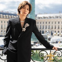 Number_i神宮寺勇太、パリのイベントへ「ミキモト」新作ハイジュエリー纏いスマートな姿見せる 画像