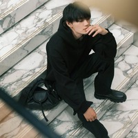 M!LK佐野勇斗、洗練されたスタイル披露「フェンディ」ブラックバッグ着こなす 画像
