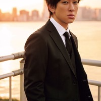 SUPER EIGHT横山裕、スーツ姿で“シゴデキ上司”熱演 ソロプロジェクト秘話・メンバーへの思い明かす 画像