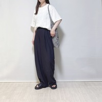 今季の白Tは「表面感トップス」が正解!体型を拾わない涼感コーデが叶います【40代の毎日コーデ】 画像