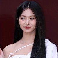 TWICEツウィ、ミニ丈レース衣装でほっそり美脚披露「見惚れる」「理想のスタイル」の声 画像