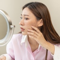 「うわ！顔色悪っ！」オバ見え肌→透明感を与える方法。「茶ぐすみ」「黄ぐすみ」「赤ら顔」など悩み別ケアを覚えておいて【50才美白美容家に聞いた】 画像