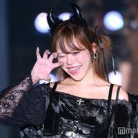 YouTuberになに、透け感たっぷりSEXY衣装で攻める 舌出しにドキッ【関コレ2025A/W】 画像