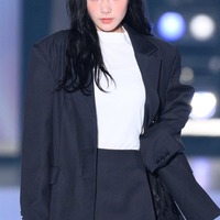 「ガルプラ」出身・永井愛実、シンプルセットアップで美脚際立つ【関コレ2025A/W】 画像