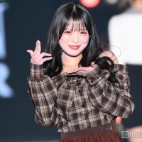 iLiFE!心花りり、オフショルで美肩ちら見せ TikTokで話題の「3度の飯よりりりが好き!」ポーズも【関コレ2025A/W】 画像