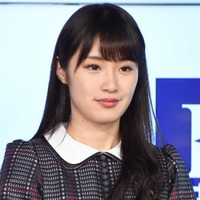 高山一実、ほっそりお腹を披露したシャツコーデに「爽やか」「超絶カワイイ!」の声 画像