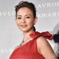 SHIHO、親子で圧巻美脚披露 ショーパン姿の写真に「脚長い」「スタイル抜群」の声 画像