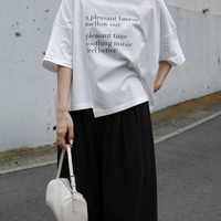 ロゴTを大人めに着るなら?抜け感と余白でつくる夏の白黒バランス【40代の毎日コーデ】 画像