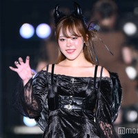 YouTuberになに、赤ノースリーブドレス姿で美肌全開「色っぽい」「腕細くて綺麗」 画像