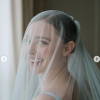 米女優クロエ・モレッツ、同性婚を発表 相手はモデルのケイト・ハリソン ウェディングドレス姿披露 画像