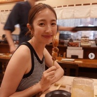 元「ZIP!」リポーター團遥香、色白美脚際立つビッグTシャツ姿 娘との2ショットに反響続々 画像