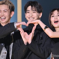 高橋文哉、綱啓永＆岡崎紗絵とシックなブラックコーデで降臨 顔寄せ合いハートポーズも【TGC2025A/W】 画像