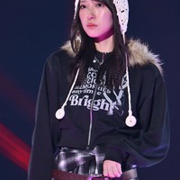 日向坂46金村美玖、跳ね上げアイラインがキュート トレンド取り入れた秋冬スタイル【TGC2025A/W】 画像