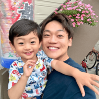おばたのお兄さん、2歳になった息子と“男2人旅”！親子SHOTに「パパそっくりになってきましたね」「かわいい！」 画像