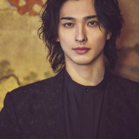 横浜流星、2026年カレンダー決定 心血注いだ作品「国宝」「べらぼう」ゆかりの地で撮影 画像