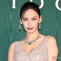 大政絢、美スタイル際立つ胸元ざっくりマーメイドドレス姿披露【ブルガリ展覧会フォトコール第一夜】 画像