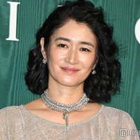 小雪、ウェービーヘアで雰囲気ガラリ ゴールドドレスで上品な魅力【ブルガリ展覧会フォトコール第一夜】 画像