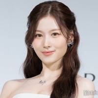 TWICEサナ、美デコルテ&美脚輝くミニ丈ドレスで登場 ハマっている“食べ物”も告白 画像