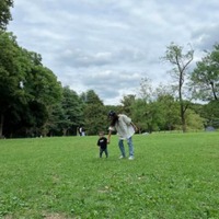 「すごーい」3児の母・丸高愛実、子供たちの成長を感じる公園SHOTに反響「さすが運動センスあり！」 画像