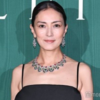 板谷由夏、大胆サイド空きドレスで美脚スラリ 宮澤エマ・吉田羊らドレスアップし集結【ブルガリ展覧会フォトコール第二夜】 画像