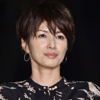 吉瀬美智子、膝上ミニで美脚チラリ 抜群スタイル輝くショットに「カッコいい」「綺麗」の声 画像