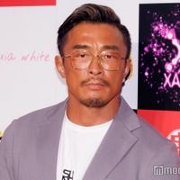 秋山成勲、美人娘へのハグショット公開「スタイル良い」「家族愛」 画像