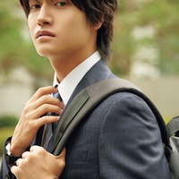 Aぇ! group佐野晶哉、スーツ姿で年下ビジネスマン役熱演「Oggi」ソロ初登場 画像