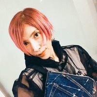 TRF・YU-KI、網タイツで美脚透ける ミニスカ姿に「かっこいい」「スタイル抜群」の声 画像
