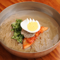 韓国の冷麺屋で…食事を注文すると「えっ!」→困惑した”お箸の収納場所”とは!? 画像