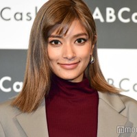 ローラ、胸元大胆な黒ドレス姿披露「大人な雰囲気」「美しい」と反響 画像