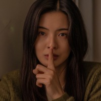 謎の張り紙、奇妙なイラスト、不気味な男…劇中登場の不穏なアイテム&人物捉える『層間騒音』場面写真 画像