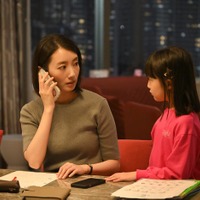【フェイクマミー 第1話】薫(波瑠)、茉海恵(川栄李奈)の娘の家庭教師始める 画像