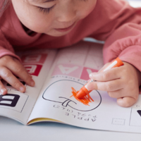 孫と仲よしな70代の祖父母 孫が描いた絵を渡すと⇒まさかの行動に「見るたびに笑顔になれるね」 画像