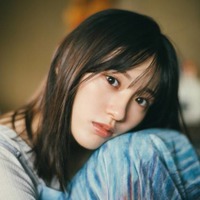 乃木坂46大越ひなの、ドキッとするまなざしで魅せる!ノスタルジックなロケーションでグラビアに挑戦 画像