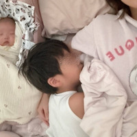 「今日の朝の図」辻希美、三男&次女と密着して眠る幸せSHOT公開「たぁくんが出張の時は3人で」 画像