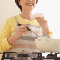娘に家事の途中で話しかけられイライラ。料理中の祖母に娘が話しかけると⇒祖母の包容力に「やっぱりすごいな」 画像