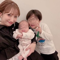 辻希美、仕事の後は母親業!0歳次女&6歳三男との笑顔SHOT公開「お二人さんをお風呂 入れまーす」 画像